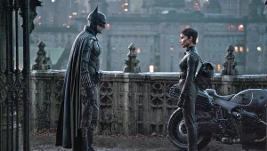 Robert Pattinson i Zoe Kravitz w scenie z "Batmana"