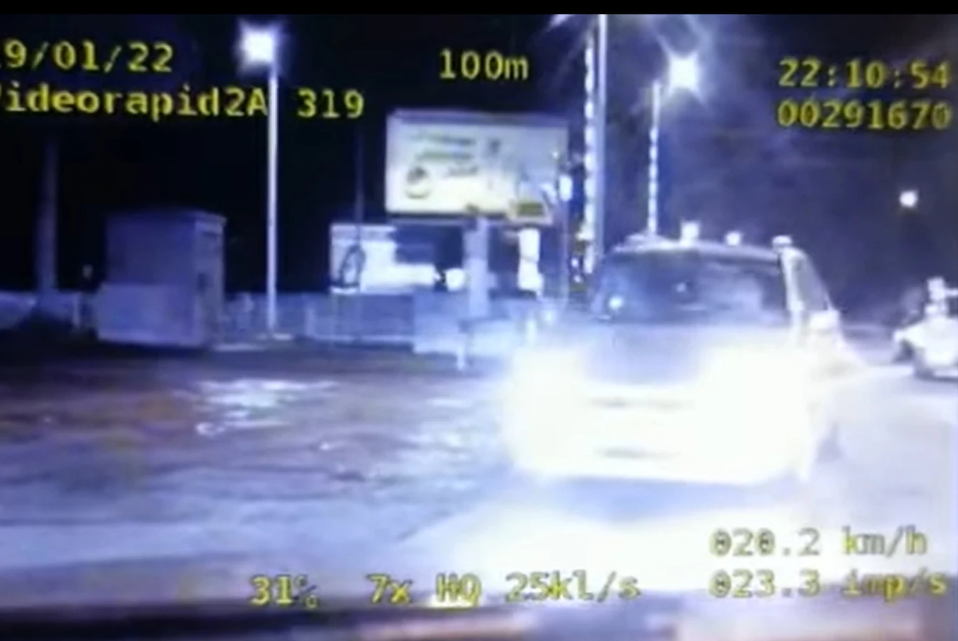 Brawurowym zajechaniem drogi policjanci uniemożliwili dalszą jazdę kierowcy, który nie poczekał na całkowite podniesienie zapór Brawurowym zajechaniem drogi policjanci uniemożliwili dalszą jazdę kierowcy, który nie poczekał na całkowite podniesienie zapór