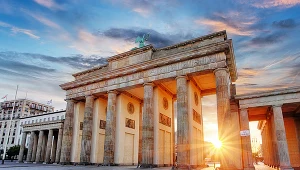 Niemiecka gospodarka potrzebuje pracowników z zagranicy. Przyjmą nawet 400 tys. osób! Na zdj. Brama Brandenburska, Berlin