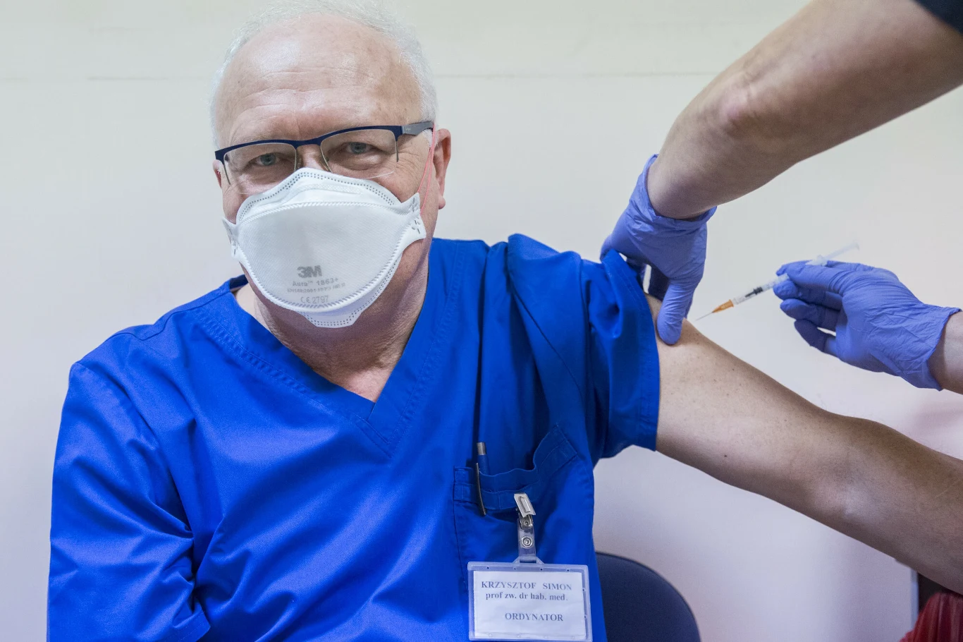 Prof. Krzysztof Simon podczas szczepienia przeciw COVID-19 Prof. Krzysztof Simon podczas szczepienia przeciw COVID-19