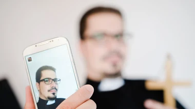 Księża influencerzy. „Być może czekamy na medialnego św. Franciszka”