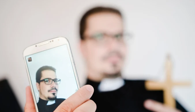 Księża influencerzy. „Być może czekamy na medialnego św. Franciszka”