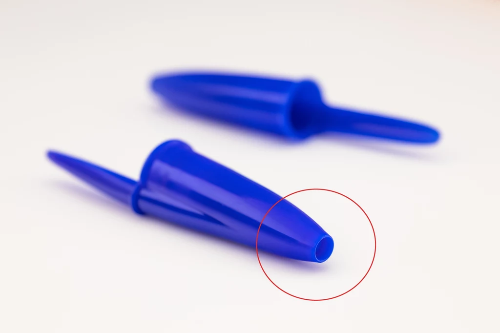 Dziurka w skuwce długopisu: Do czego służy?