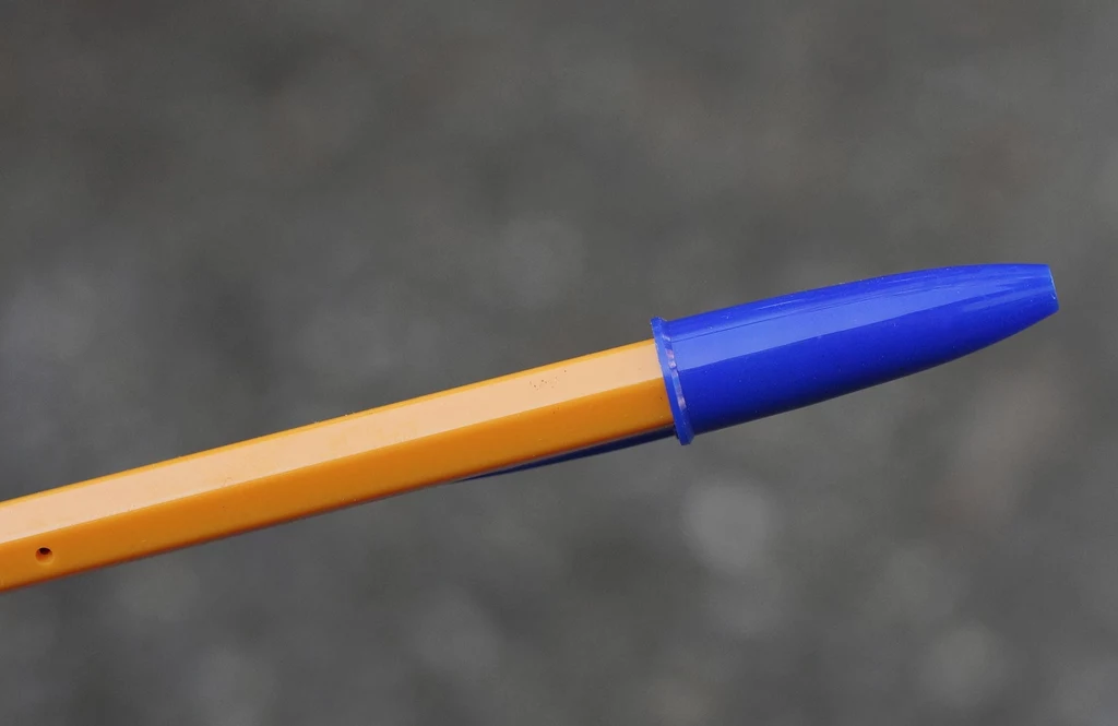 Zatyczka w długopisie chroni przez wysychaniem tuszu i zabrudzeniem innych przedmiotów
