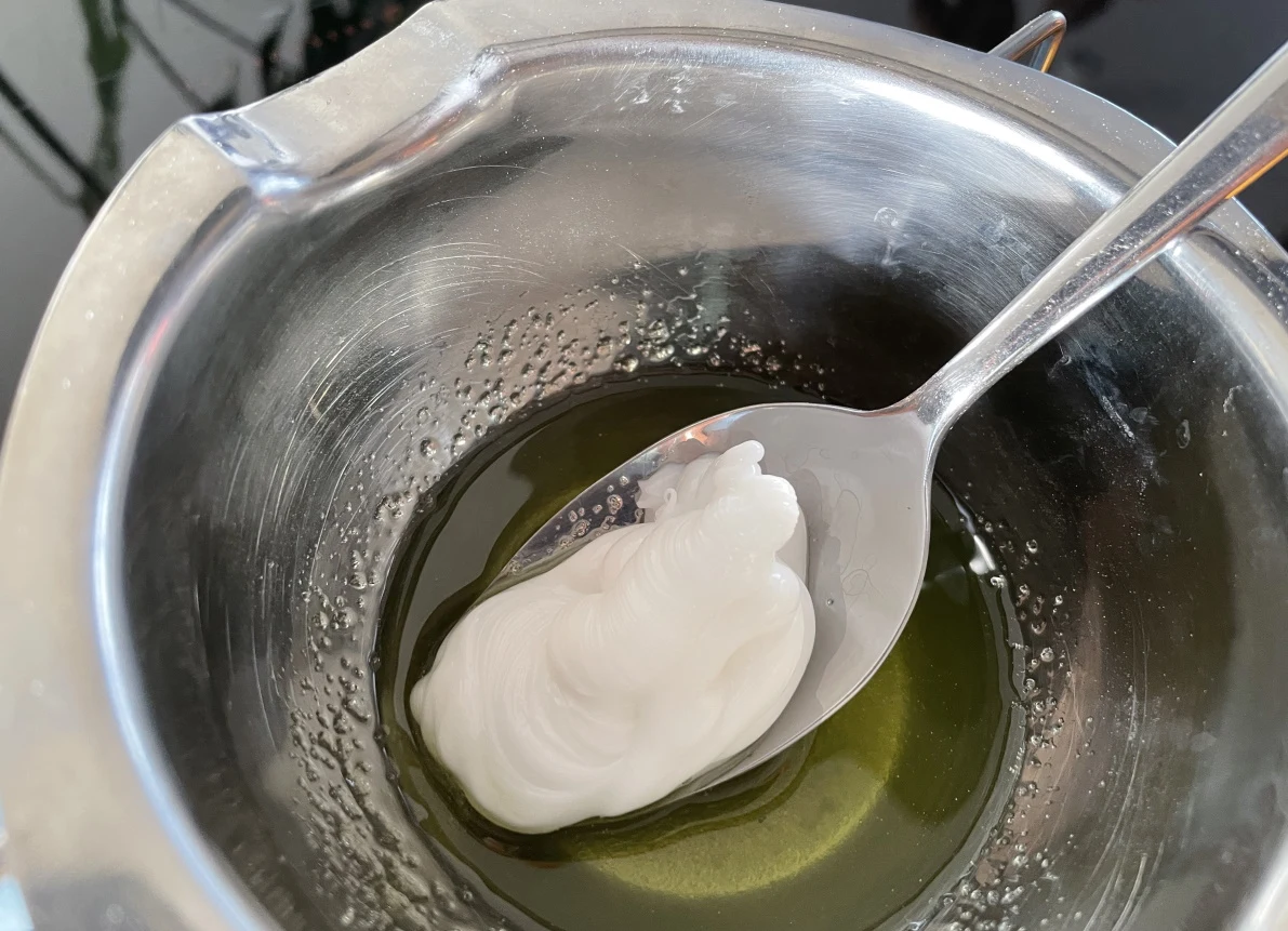 Do domowego prostowania włosów wystarczy galaretka i odżywka 