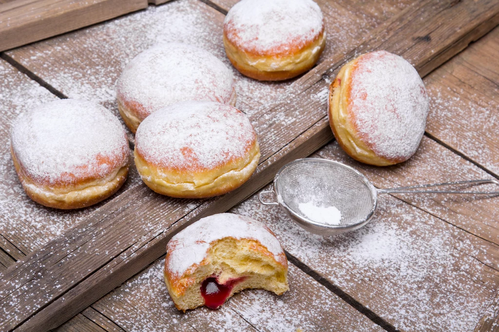 Pączki można robić na wiele sposobów z dodatkiem różnego rodzaju nadzień