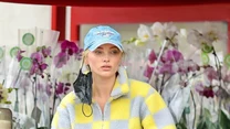 Elsa Hosk zdecydowała się na pluszową, rozpinaną bluzę w żółto-szare kwadraty. Niepozorna na pierwszy rzut oka bluza dodała tej zwyczajnej, codziennej stylizacji koloru i polotu, a młodej mamie odjęła lat.  