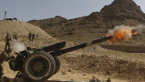 Haubica D-30 strzelająca w Afganistanie