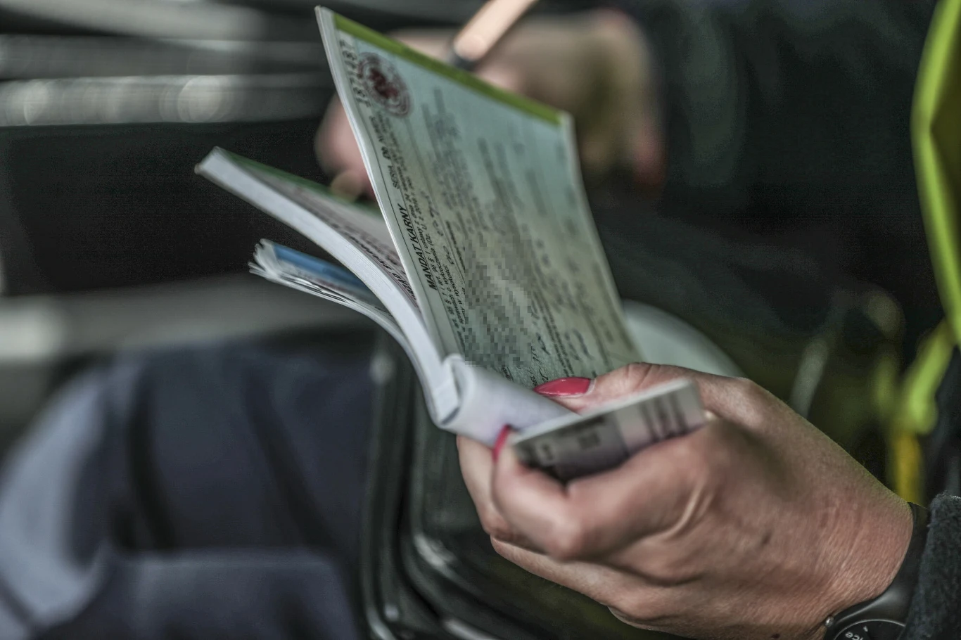 Kierowca może zawsze odmówić przyjęcia mandatu. Problem w tym, że wtedy sprawa jest kierowana do sądu, a ten może orzec o wiele wyższą grzywnę Kierowca może zawsze odmówić przyjęcia mandatu. Problem w tym, że wtedy sprawa jest kierowana do sądu, a ten może orzec o wiele wyższą grzywnę