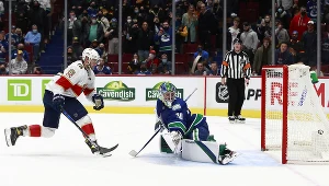 Aleksander Barkov z Florida Panthers trafia do bramki Vancouver Canucks w trakcie spotkania obu ekip w NHL