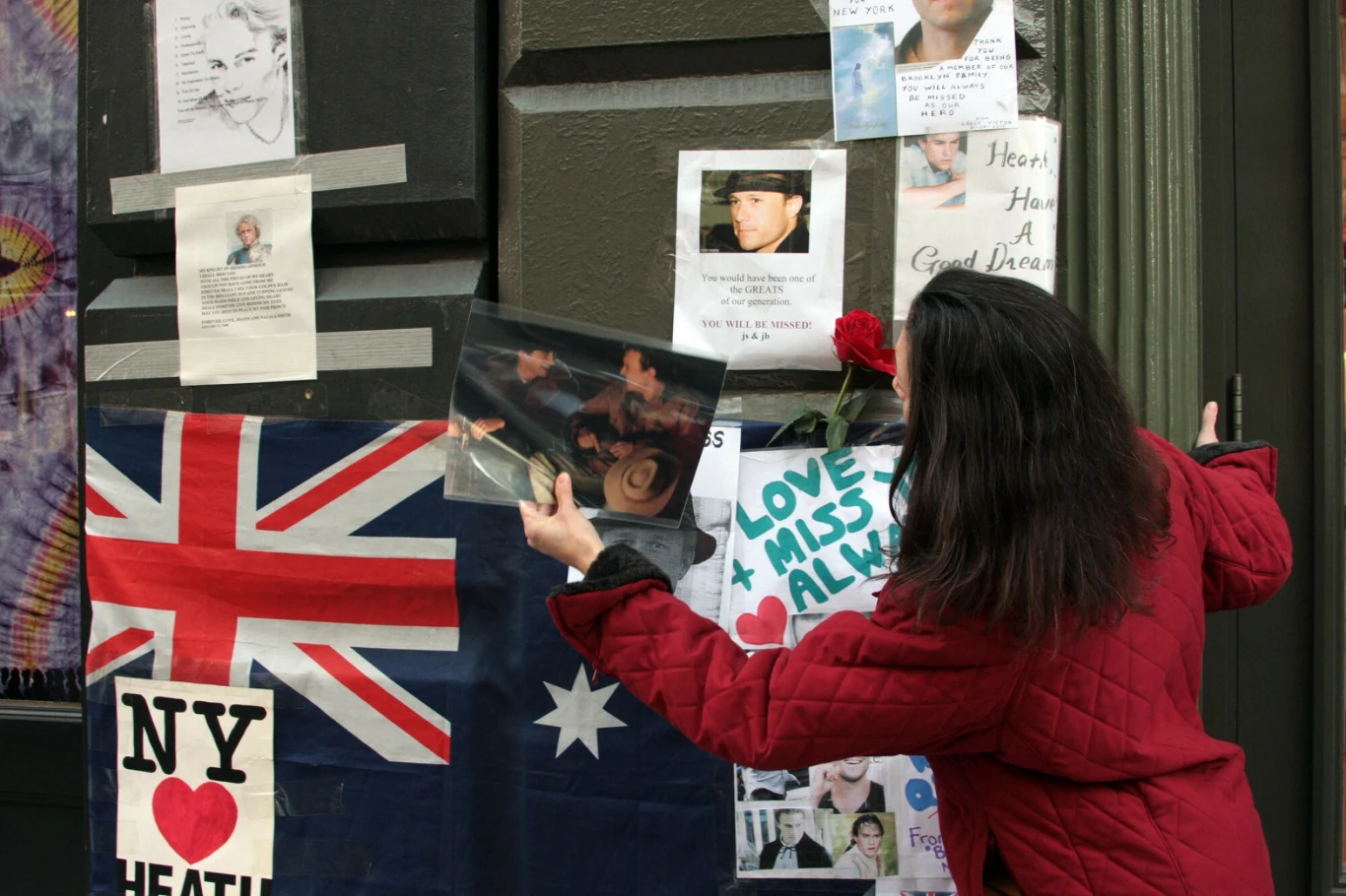 Nowy Jork - fani żegnają aktora Heatha Ledgera pod jego domem. Nowy Jork - fani żegnają aktora Heatha Ledgera pod jego domem.
