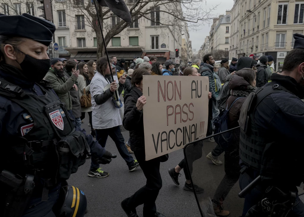 Antyszczepionkowcy i przedstawiciele "żółtych kamizelek" protestowali przeciwko wprowadzeniu paszportów covidowych Antyszczepionkowcy i przedstawiciele "żółtych kamizelek" protestowali przeciwko wprowadzeniu paszportów covidowych