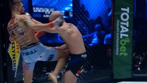 Wojciech Kawa (z lewej) trafił kolanem i pokonał Kamila Mosgalika