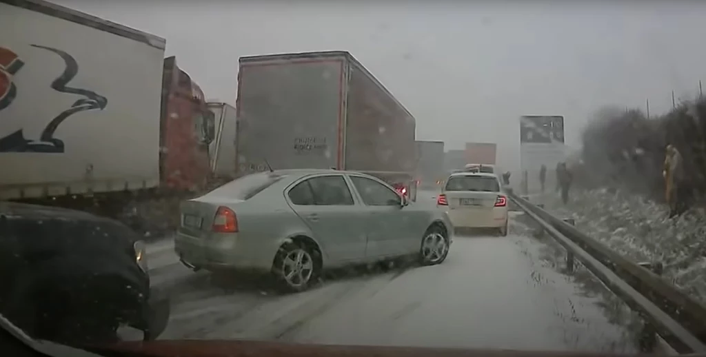 W karambolu na czeskiej autostradzie brało udział w sumie 36 pojazdów