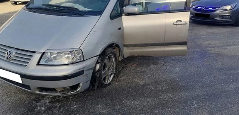 Kierowca Volkswagena Sharana jechał na samej feldze