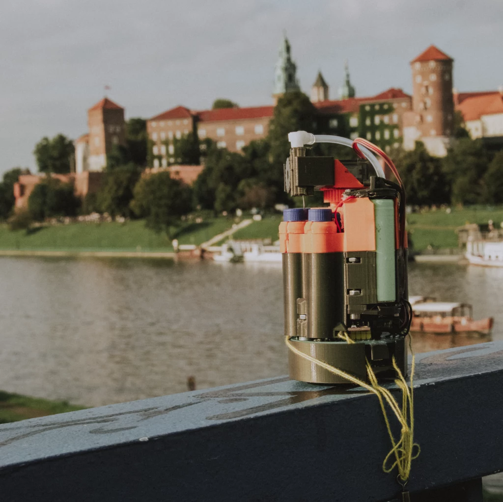 Zdjęcie przedstawiające satelitę na tle Wawelu 