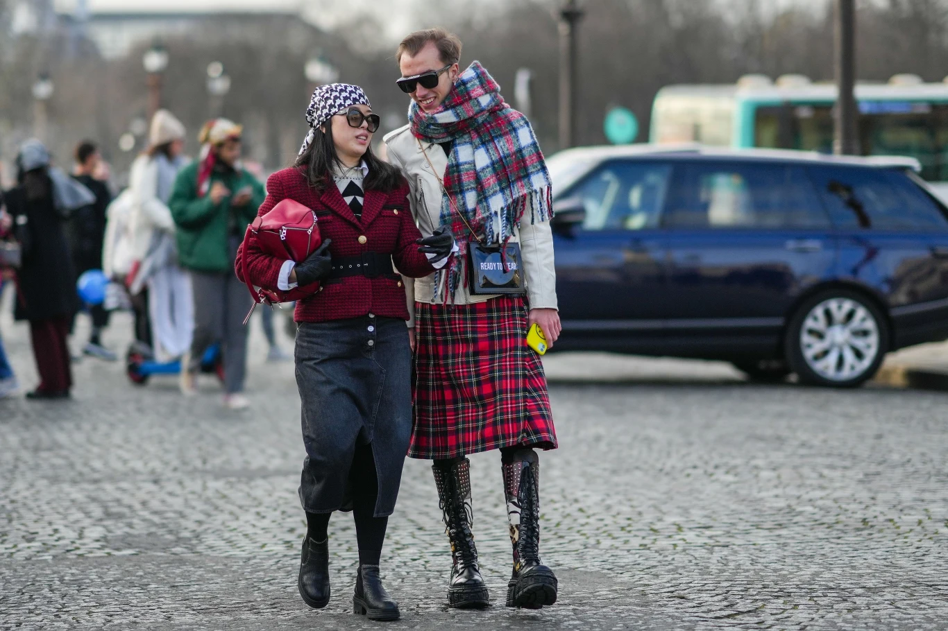Niewątpliwie najbardziej wyróżniającym się trendem w modzie męskiej okazały się… spódnice. Ten wybór okazał się niezwykle częsty. Niewątpliwie najbardziej wyróżniającym się trendem w modzie męskiej okazały się… spódnice. Ten wybór okazał się niezwykle częsty.
