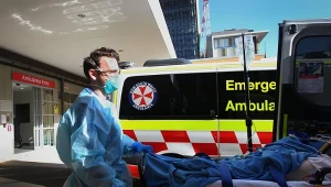 Pacjent chory na COVID-19 transportowany do szpitala w Sydney