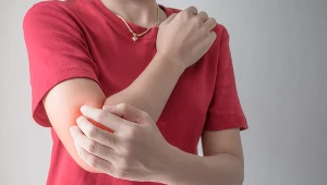 Ból, obrzęki, a nawet problem z sercem. Tak objawia się łuszczyca w stawach