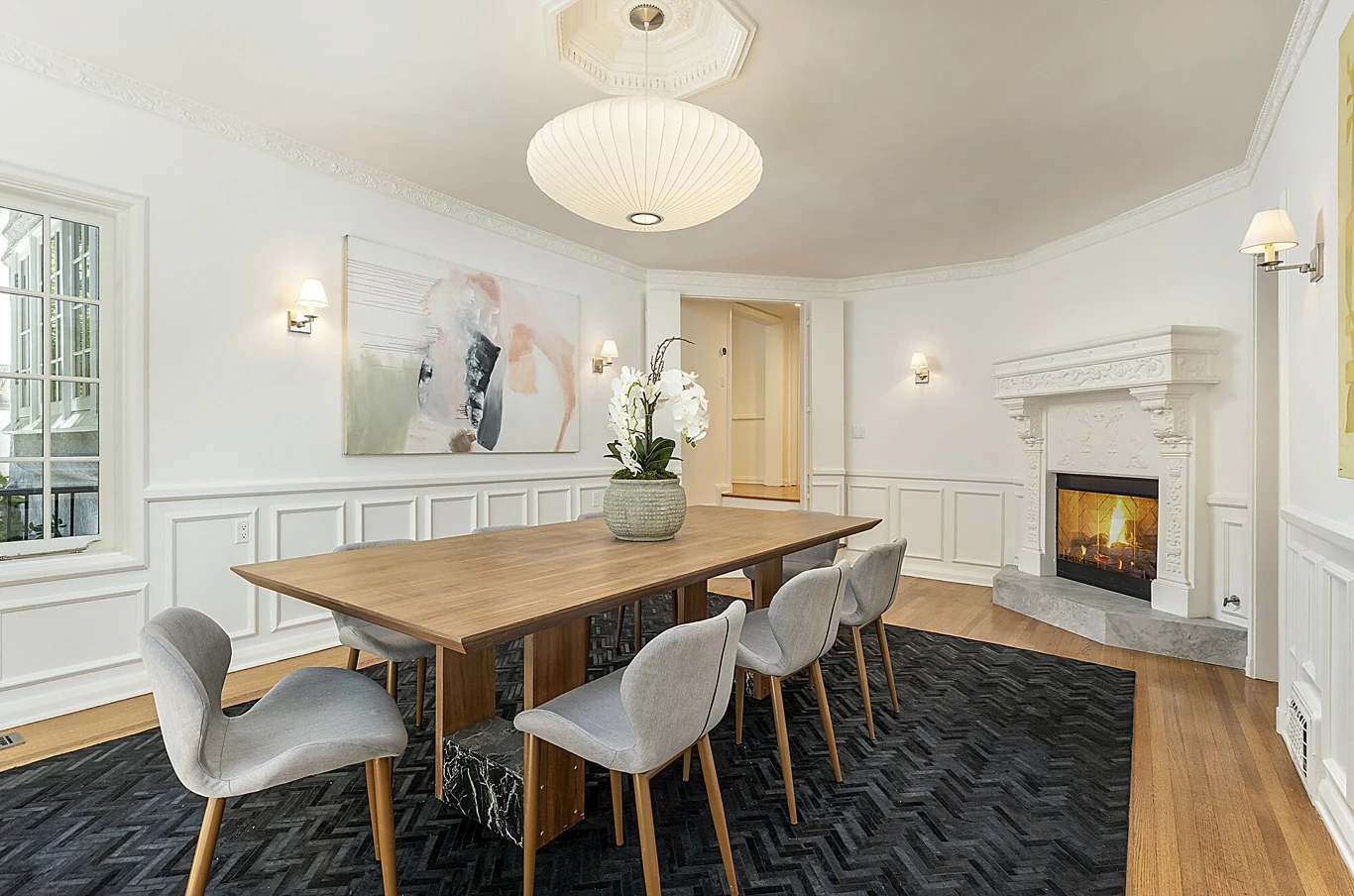 Leonardo DiCaprio wystawił swój dom na sprzedaż - jadalnia