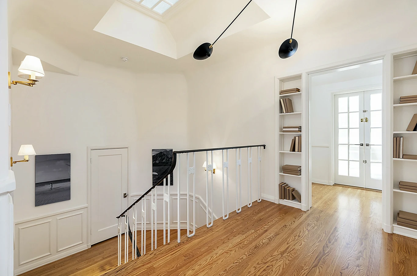 Leonardo DiCaprio wystawił swój dom na sprzedaż - klatka schodowa