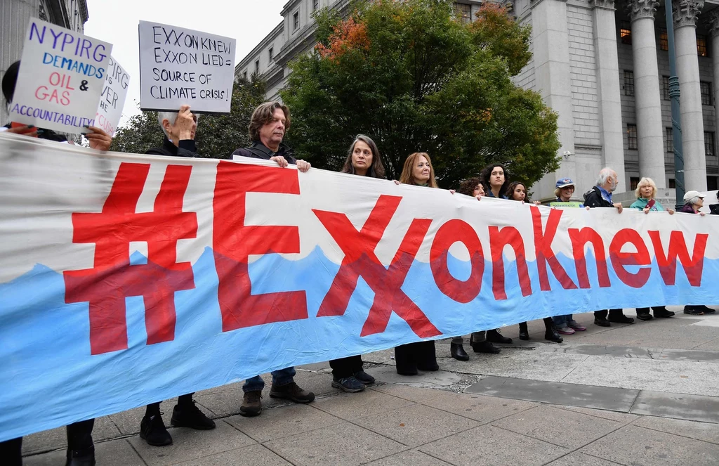 Protest w trakcie procesu ExxonMobil o wprowadzanie inwestorów błąd na temat wpływu działań firmy na środowisko. Protest w trakcie procesu ExxonMobil o wprowadzanie inwestorów błąd na temat wpływu działań firmy na środowisko.