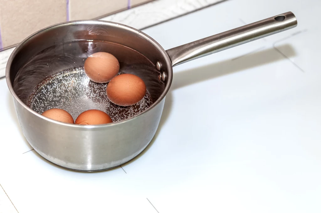 Zepsute jajka wypełnione są siarkowodorem, który sprawia, że unoszą się w wodzie