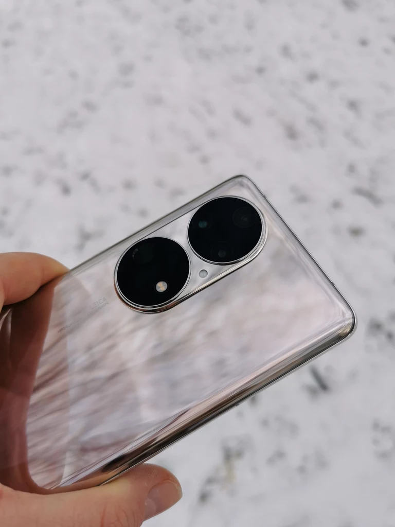 Aparaty w Huawei P50 Pro znajdują się w okrągłych wyspach na platformie w kształcie wielkiej piguły