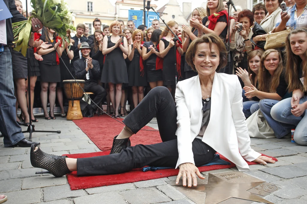 Irena Jarocka w Alei Gwiazd w Opolu w 2011 r. Irena Jarocka w Alei Gwiazd w Opolu w 2011 r.