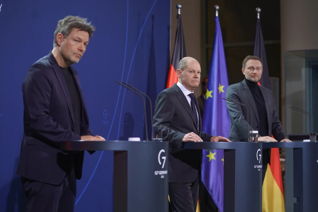 Krytycznie do projektu unijnej taksonomii odnieśli się m.in. kanclerz Niemiec Olaf Scholz (w środku) i minister gospodarki Robert Habeck (z lewej)