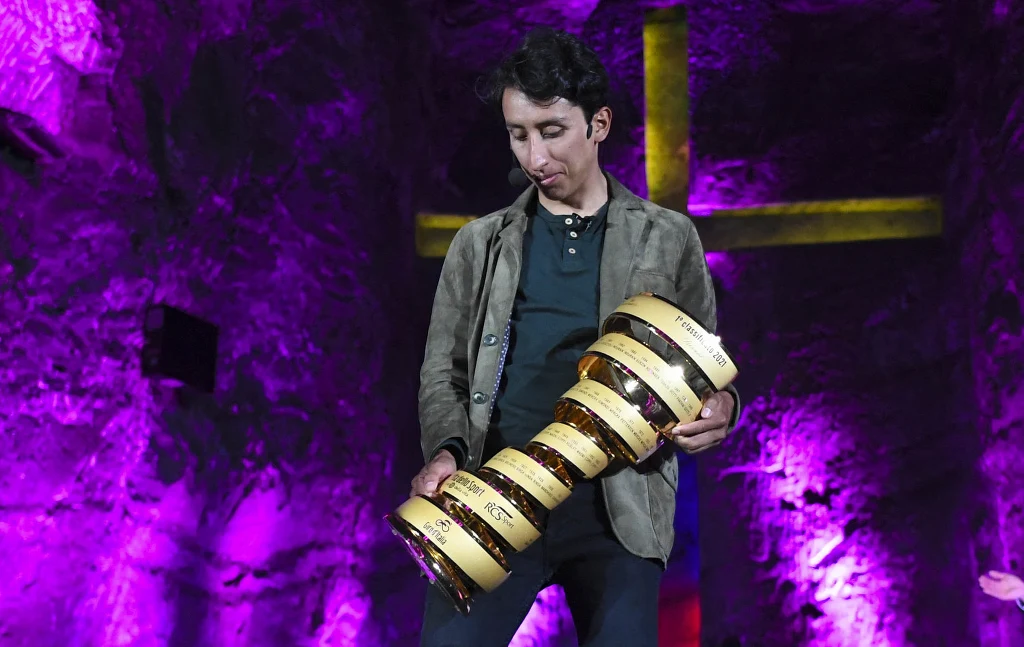 Na zdjęciu Egan Bernal z trofeum za triumf w Giro d'Italia 2021