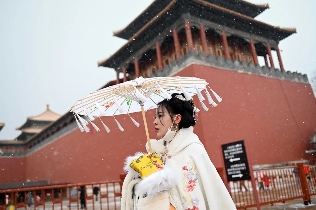 Kobieta w tradycyjnym, chińskim stroju "hanfu" odwiedzająca Zakazane Miasto