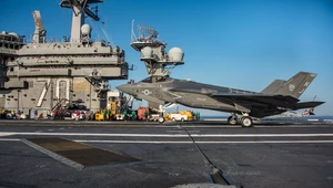 Myśliwiec F-35 miał wypadek na amerykańskim lotniskowcu USS Carl Vinson. 7 żołnierzy rannych