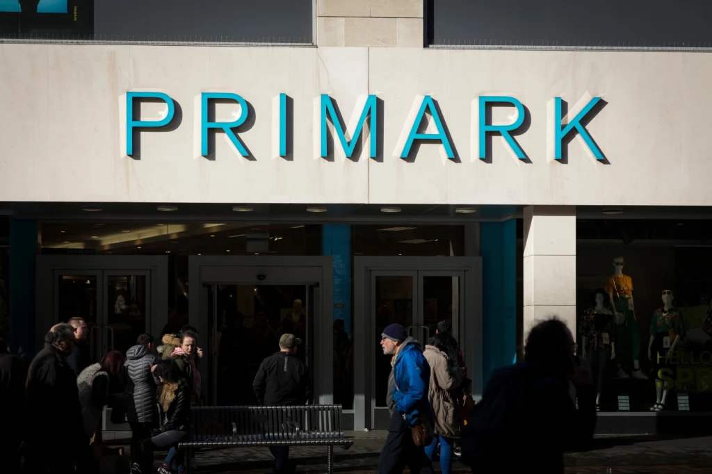Primark to międzynarodowy detalista, oferujący klientom odzież, a także kosmetyki i artykuły wyposażenia domu w korzystnych cenach