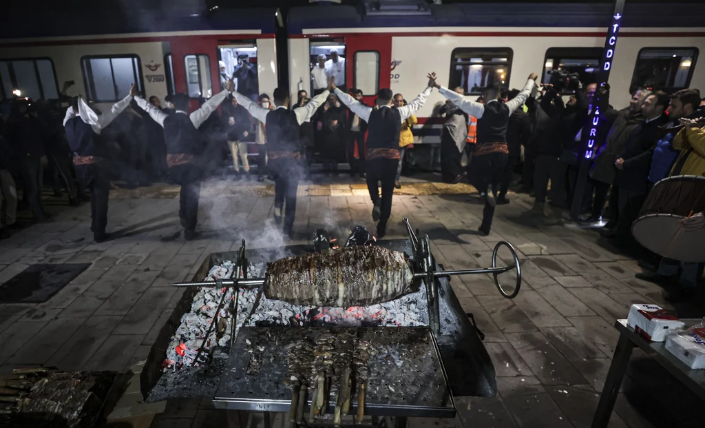 Na każdym przystanku podróżnych będą czekać różne niespodzianki, m.in. występy tureckich tancerzy