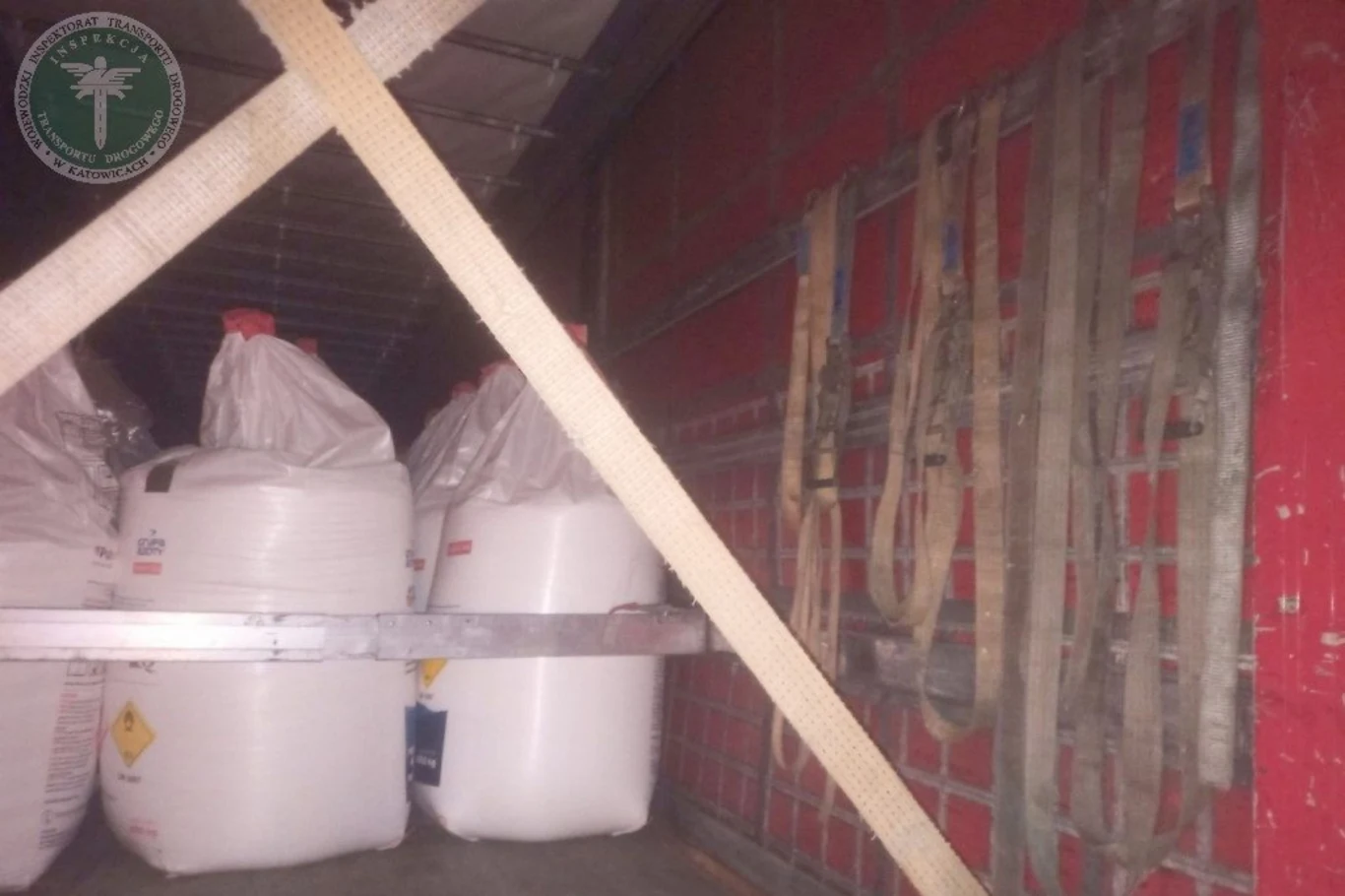 Przewożone w ładowni 25 ton saletry w workach nie zostało odpowiednio zabezpieczone przed przemieszczeniem Przewożone w ładowni 25 ton saletry w workach nie zostało odpowiednio zabezpieczone przed przemieszczeniem