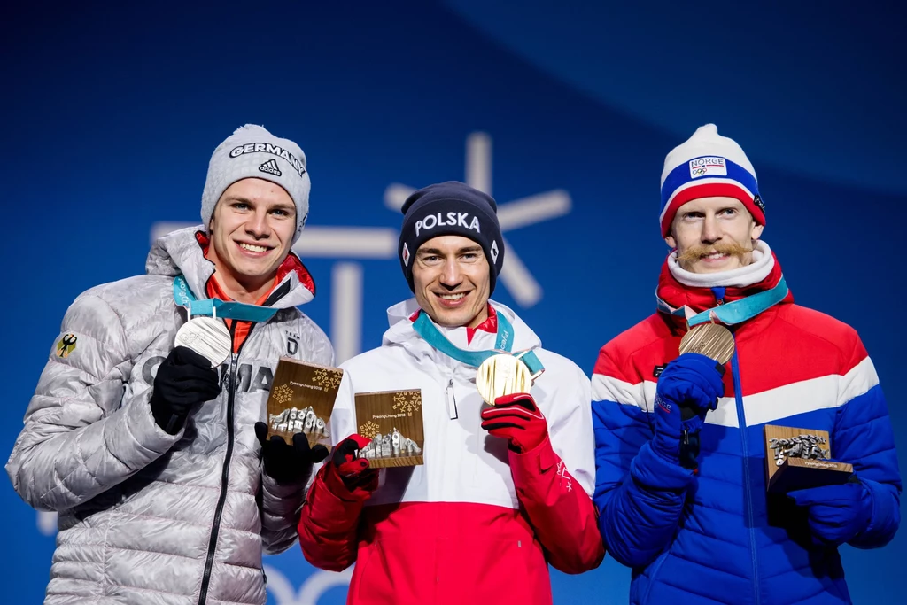 Podczas igrzysk Pekin 2022 Kamil Stoch (w środku) będzie bronił złotego medalu igrzysk w Pjongczangu