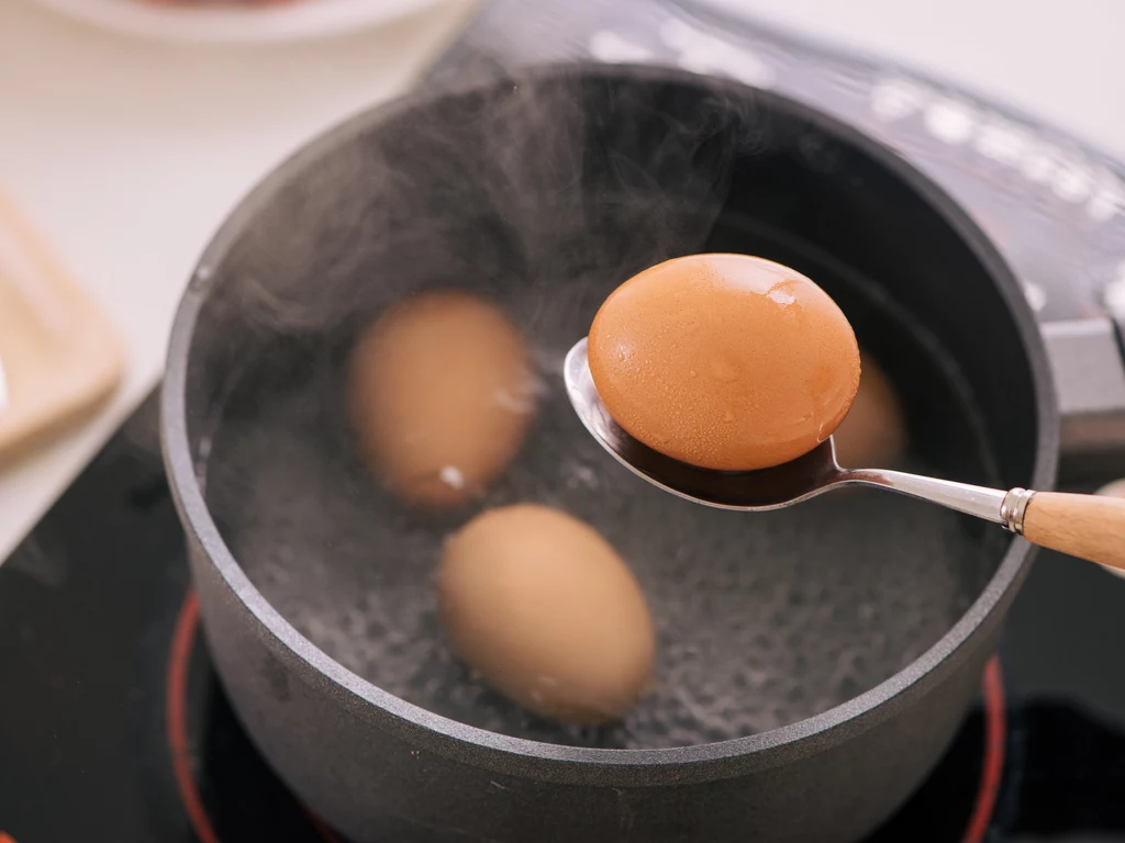 Wykorzystaj fakt, że woda po ugotowaniu jajek bogata jest w składniki mineralne