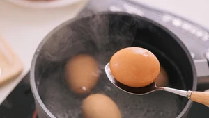 Jak wykorzystać wodę po ugotowaniu jajek? Nigdy jej nie wylewaj!