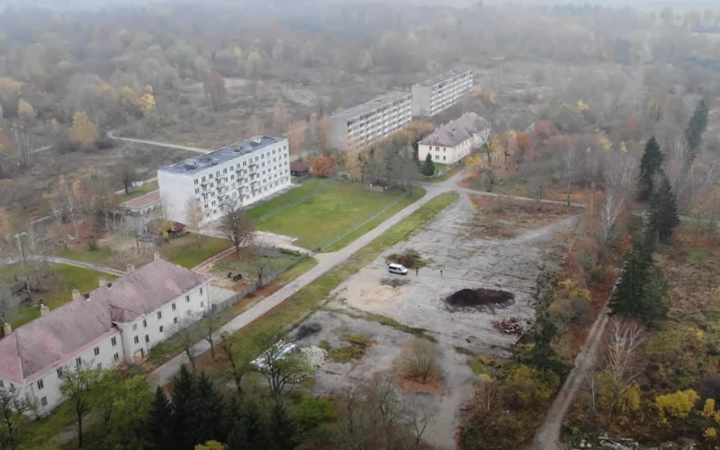 Dwa bloki wielkopłytowe zostały wyburzone, podobnie jak większość budynków w miejscowości