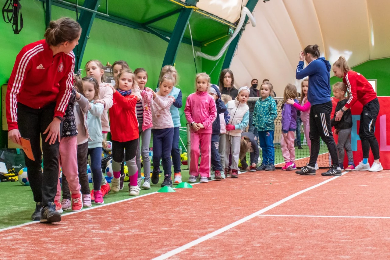 W AP LOTOS trenuje ponad 130 piłkarek we wszystkich kategoriach wiekowych. Klub współpracuje z wytwórnią Disneya / fot. Anna Langowska