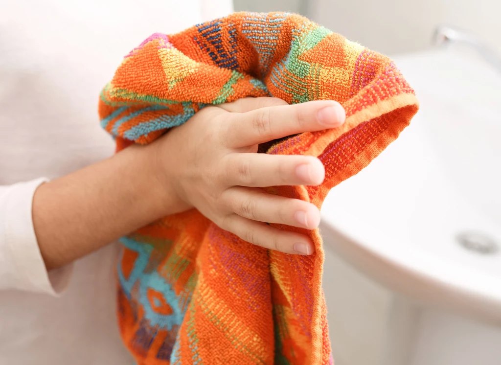 Dermatolog radzi, by przed myciem twarzy zawsze porządnie umyć dłonie