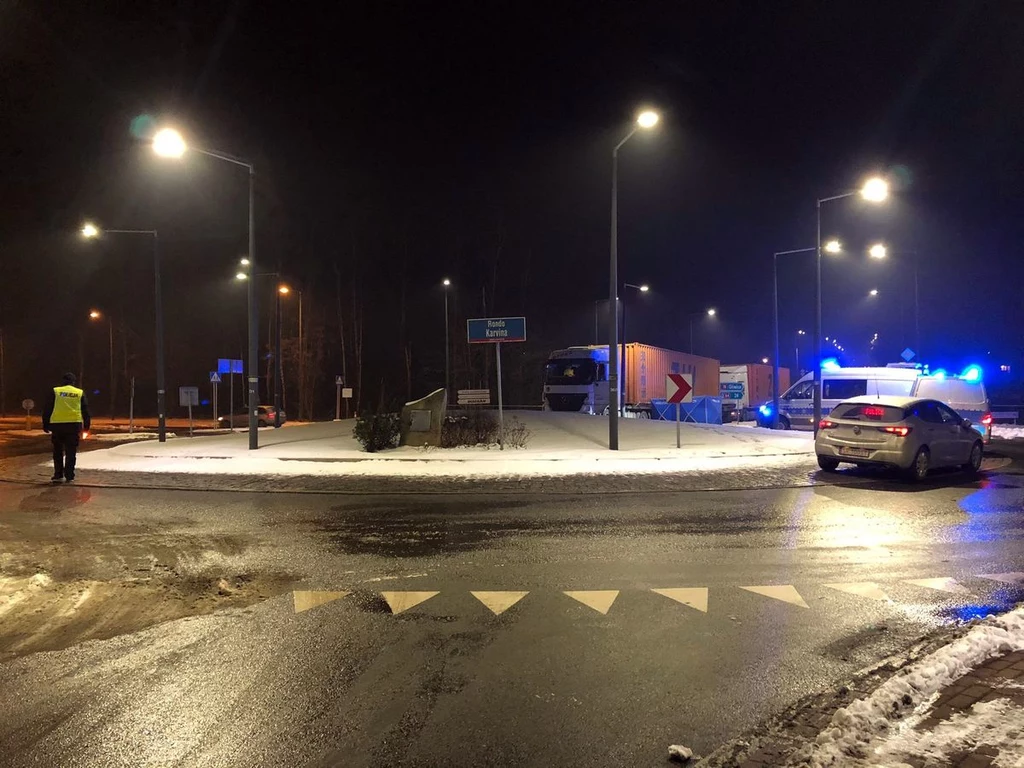 Kierowca tira zasłabł na rondzie. Nie żyje Kierowca tira zasłabł na rondzie. Nie żyje