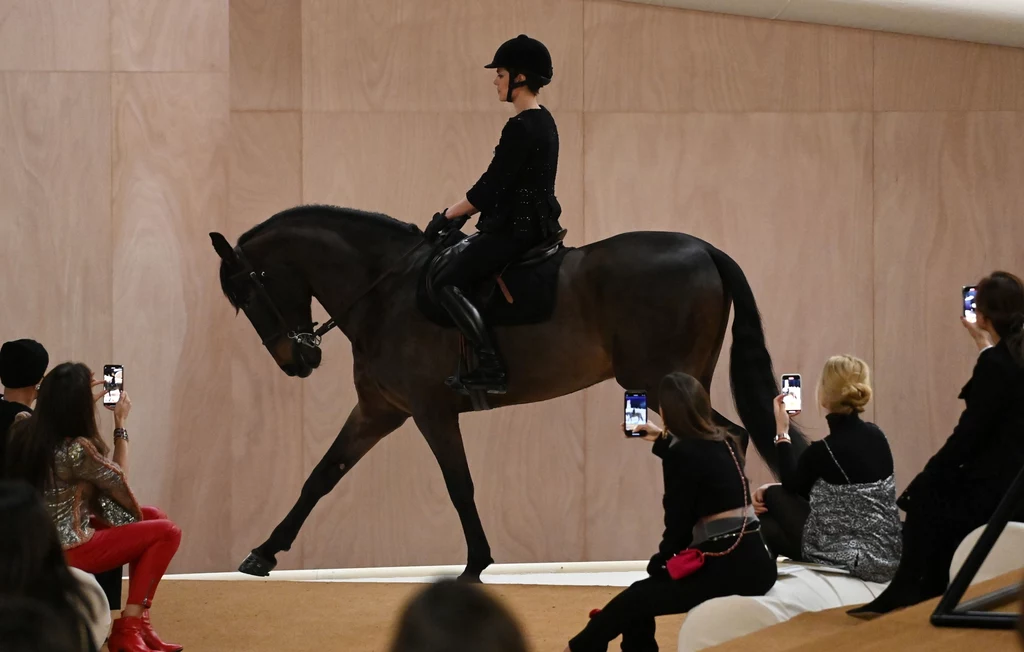 Charlotte Casiraghi wjechała na pokaz na koniu