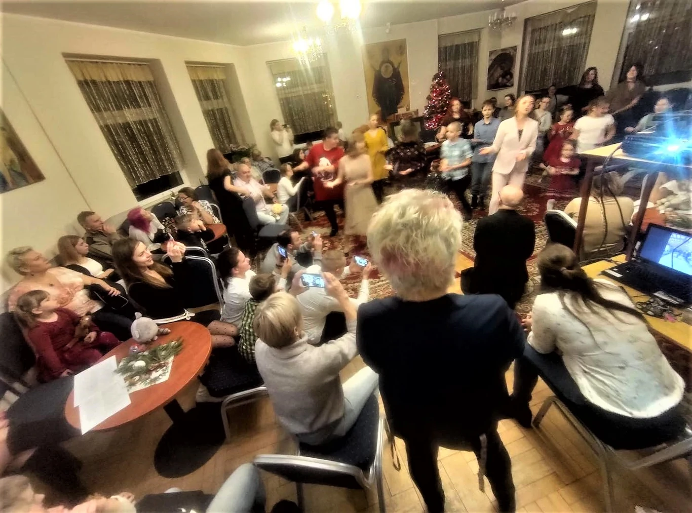 "Stowarzyszenie prowadzi Placówkę Wsparcia Dziennego (...) która jest częścią gdyńskiej sieci placówek wspierających rodziny w pokonywaniu trudności wychowawczych" "Stowarzyszenie prowadzi Placówkę Wsparcia Dziennego (...) która jest częścią gdyńskiej sieci placówek wspierających rodziny w pokonywaniu trudności wychowawczych"