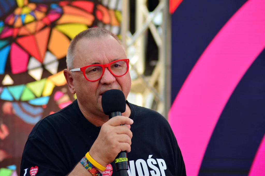 Jerzy Owsiak na akcji charytatywnej organizowanej przez WOŚP w Warszawie Jerzy Owsiak na akcji charytatywnej organizowanej przez WOŚP w Warszawie