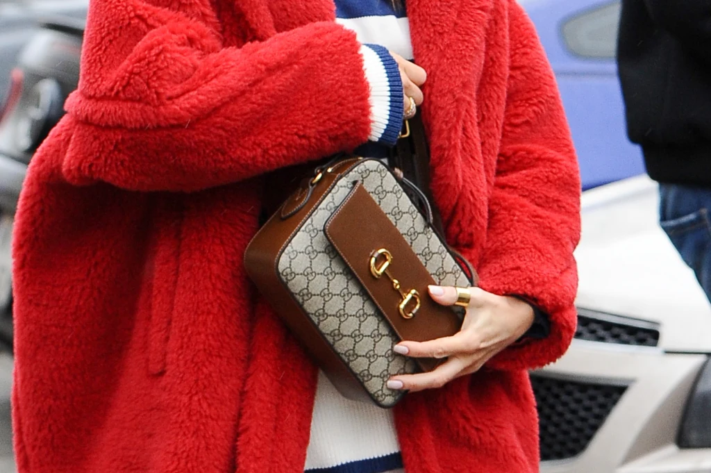 Małgorzata Rozenek-Majdan uwielbia stylowe dodatki. Do intensywnie czerwonego płaszczyka i białych, postrzępionych spodni dobrała elegancką, niewielką torebkę Małgorzata Rozenek-Majdan uwielbia stylowe dodatki. Do intensywnie czerwonego płaszczyka i białych, postrzępionych spodni dobrała elegancką, niewielką torebkę