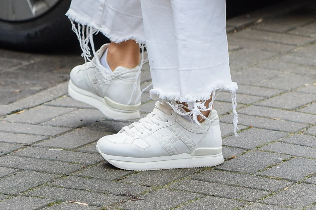 Małgorzata Rozenek-Majdan to gorąca kobieta. Pomimo mrozów, ubrała lekkie, przewiewne adidasy i odsłoniła kostki Małgorzata Rozenek-Majdan to gorąca kobieta. Pomimo mrozów, ubrała lekkie, przewiewne adidasy i odsłoniła kostki