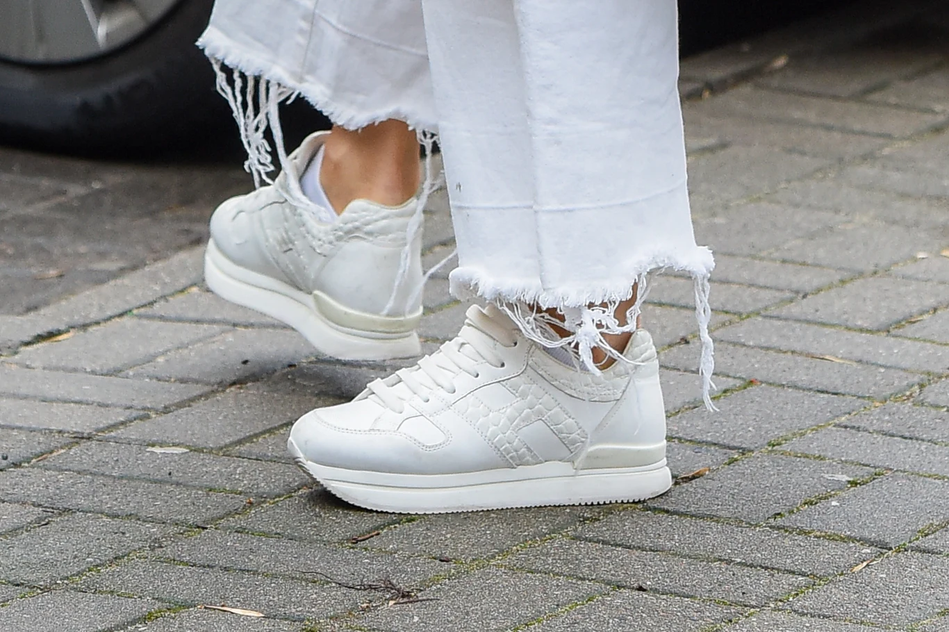 Małgorzata Rozenek-Majdan to gorąca kobieta. Pomimo mrozów, ubrała lekkie, przewiewne adidasy i odsłoniła kostki Małgorzata Rozenek-Majdan to gorąca kobieta. Pomimo mrozów, ubrała lekkie, przewiewne adidasy i odsłoniła kostki