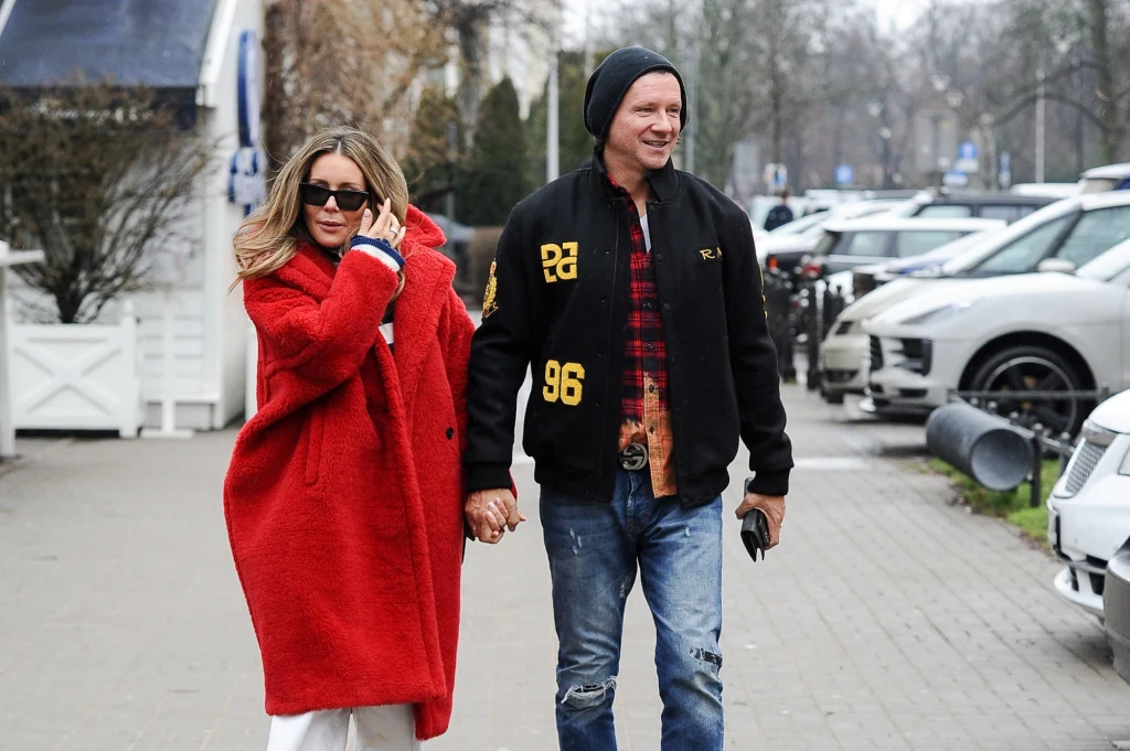 Małgorzata Rozenek-Majdan wybrała się wraz z mężem na krótki spacer. Na tę okazję ubrała gruby, czerwony płaszcz. Okrycie wspaniale komponowało się ze śnieżnobiałymi spodniami i adidasami Małgorzata Rozenek-Majdan wybrała się wraz z mężem na krótki spacer. Na tę okazję ubrała gruby, czerwony płaszcz. Okrycie wspaniale komponowało się ze śnieżnobiałymi spodniami i adidasami